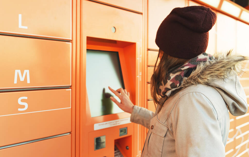 Benefits of Bringing in Parcel Lockers for Large Shopping Centres