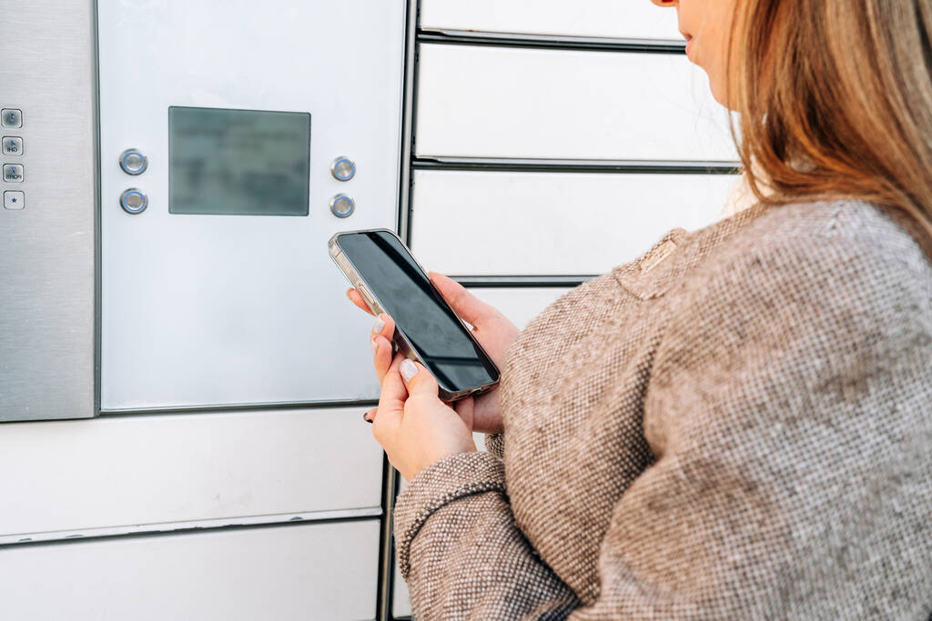 Enhancing UK Retail Efficiency with Smart Parcel Locker Solutions